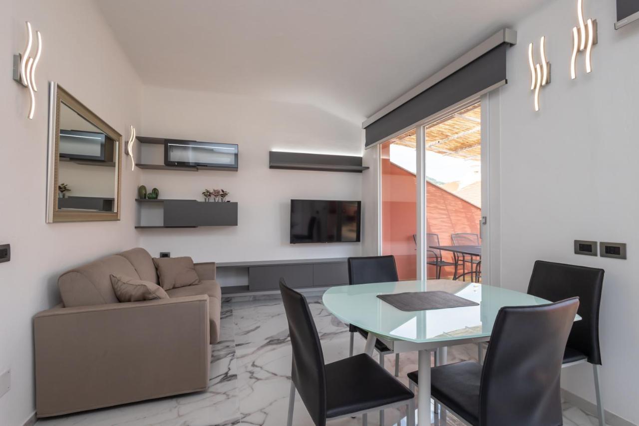 Casa Vacanza " La Rosa " Imperia Liguria Exterior photo